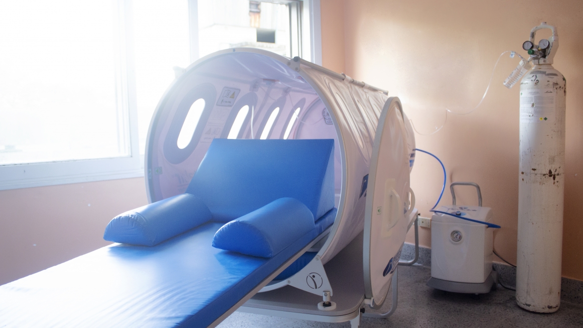 Hospitales públicos investigan si la cámara hiperbarica podría evitar el uso del respirador
